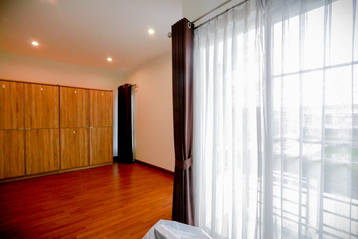 ให้เช่าทาวน์โฮมนวมินทร์ รามอินทรา :  ขาย/ให้เช่าทาวน์โฮมหลังริม หน้าสวน วิวสระ เมดิโอ้ นิมิตใหม่ เฟอร์ครบหิ้วกระเป๋าเข้าอยู่ได้เลย