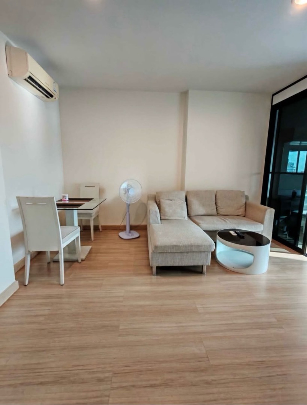 ให้เช่าคอนโดลาดพร้าว เซ็นทรัลลาดพร้าว : ❤️ขายและเช่า ห้องว่าง 15 มค
. ให้เช่า ไลฟ์ ลาดพร้าว 18 ห้องใหญ่ 
. 40 ตรม ชั้น 25 ไม่ให้ที่จอดรถ  line @900cqqhk tel 0859114585 
. สัญญา 12เดือน 17,000 บาท
. ขาย 3.6 ล้าน
.คอนโดติดรถไฟฟ้า 3สาย 
. 120ม จาก mrt ลาดพร้าวสีน้ำเงิน
. 600ม จาก mrt ลาดพร้าวสีส้ม