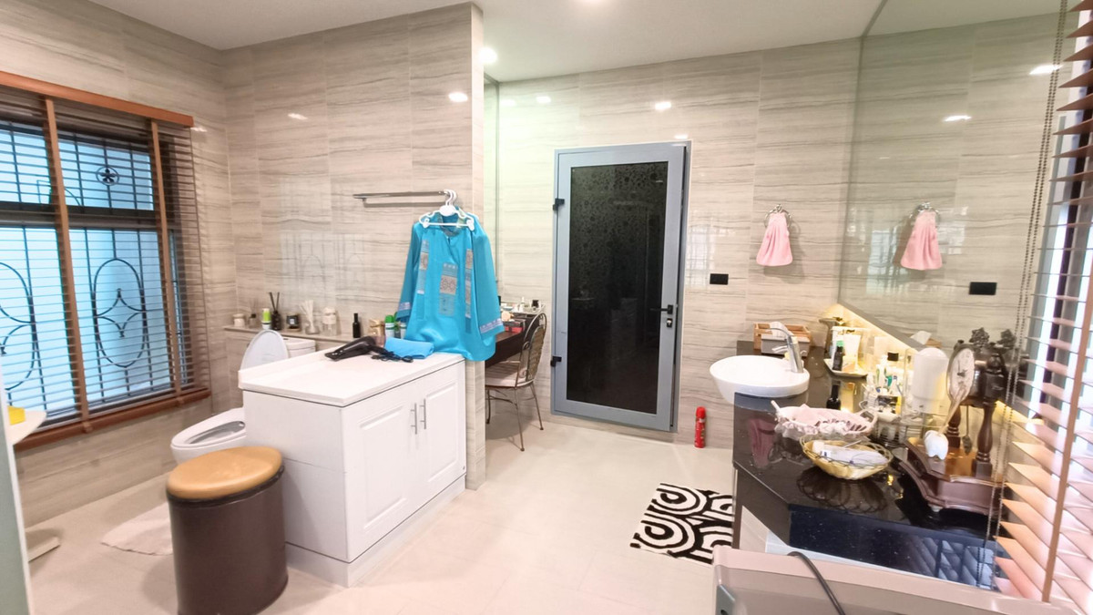 For SaleHouseLadkrabang, Suwannaphum Airport : Single house for sale, next to the road on 3 sides, has a lift in front of the house, wont hit anyone, 8 bedrooms, 10 bathrooms, 2 work rooms, 1 studio.