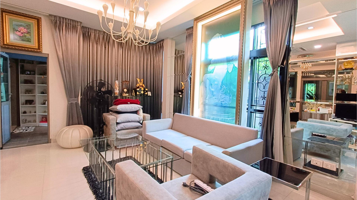 For SaleHouseLadkrabang, Suwannaphum Airport : Single house for sale, next to the road on 3 sides, has a lift in front of the house, wont hit anyone, 8 bedrooms, 10 bathrooms, 2 work rooms, 1 studio.