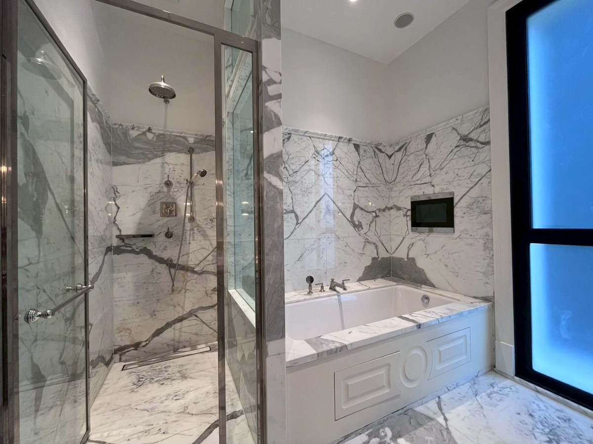 For RentCondoWitthayu, Chidlom, Langsuan, Ploenchit : 🍑🦊 98 Wireless 🦊🍑 2 Beds 3 Baths, Rental 180,000 Baht