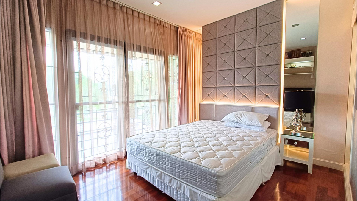 For SaleHouseLadkrabang, Suwannaphum Airport : Single house for sale, next to the road on 3 sides, has a lift in front of the house, wont hit anyone, 8 bedrooms, 10 bathrooms, 2 work rooms, 1 studio.