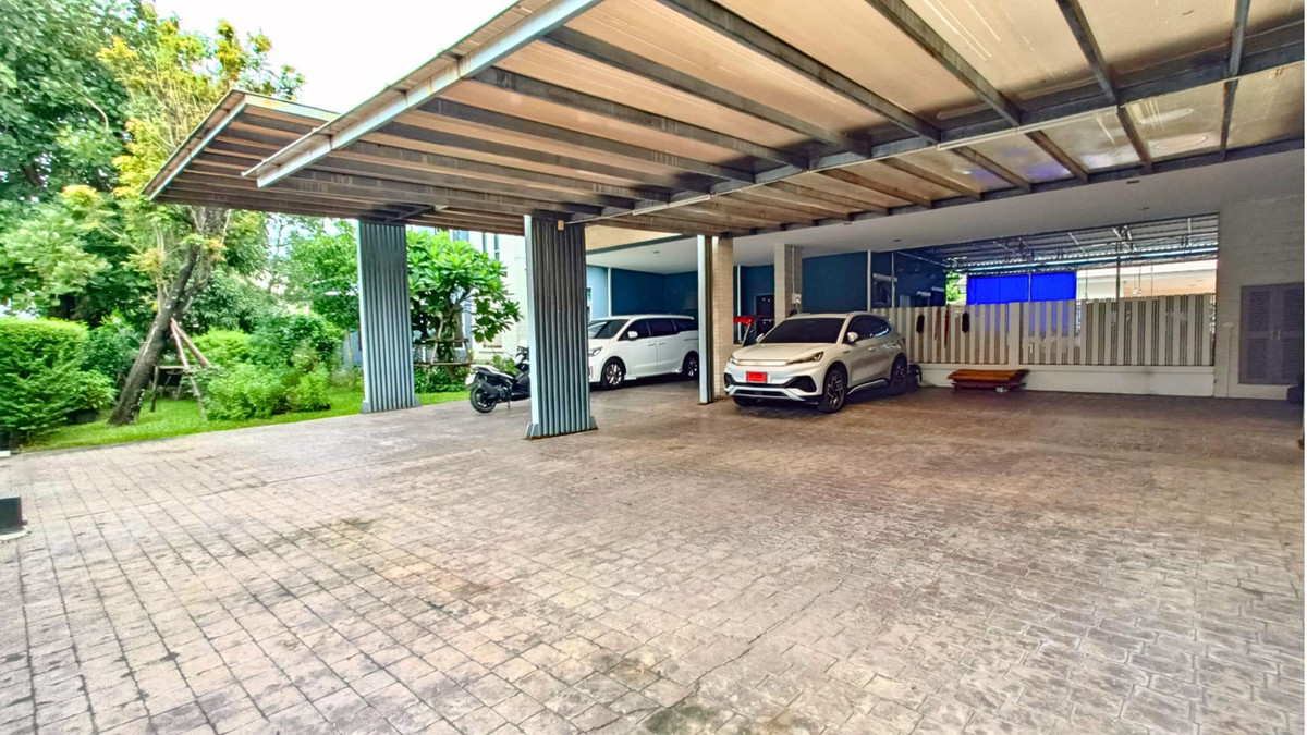 For SaleHouseLadkrabang, Suwannaphum Airport : Single house for sale, next to the road on 3 sides, has a lift in front of the house, wont hit anyone, 8 bedrooms, 10 bathrooms, 2 work rooms, 1 studio.