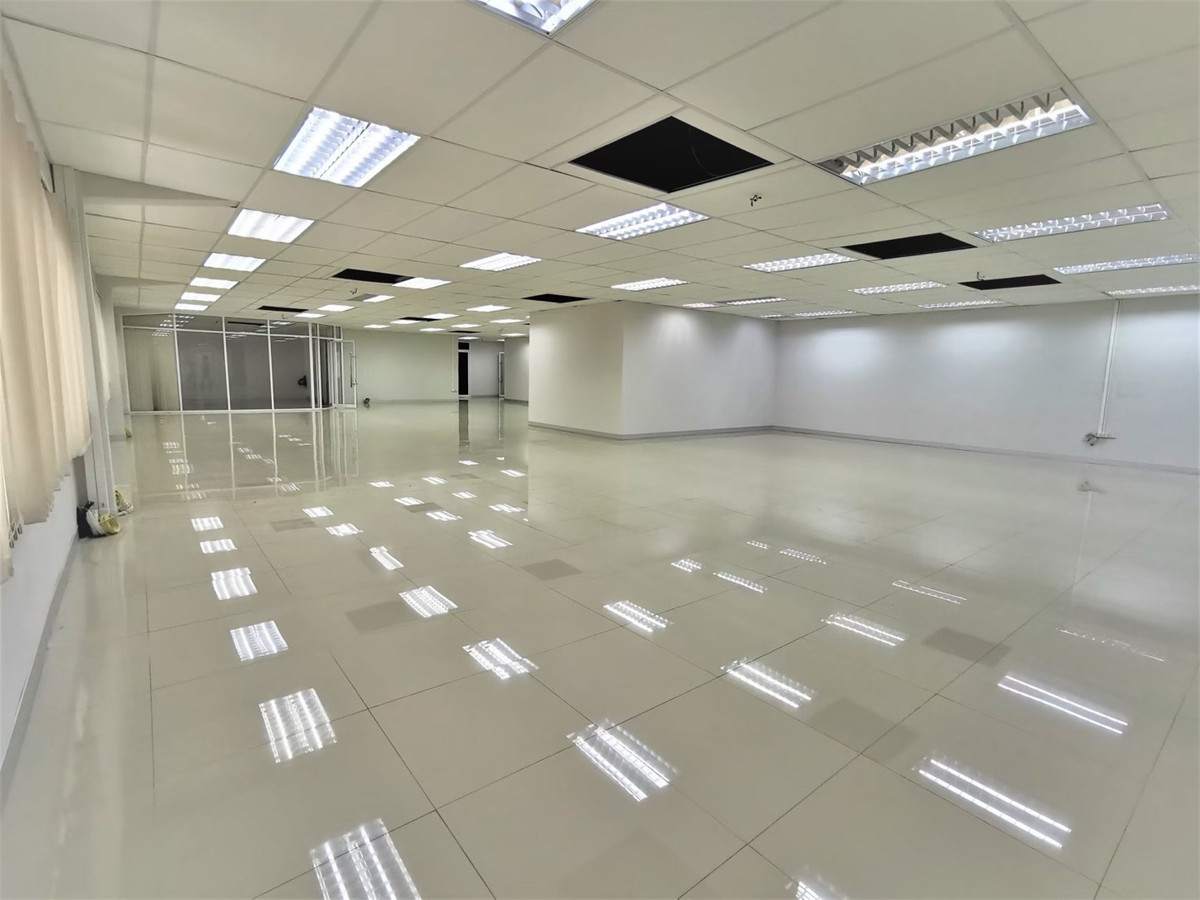 For RentRetail SpaceRama9, Petchburi, RCA : Space for rent to do business, 400 square meters, 2nd floor, Asoke • New Petchaburi, near MRT 350 meters, has parking, can rent more.