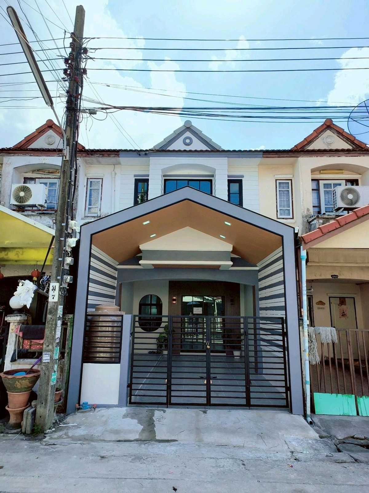 For SaleTownhomeNawamin, Ramindra : 2-story townhouse, KC Village Ramintra 3, Soi 17, Hathairat, Pink Line MRT, Big C, Makro, Lotus, Maruay Market, Hathairat Market, renovated and ready to move in.