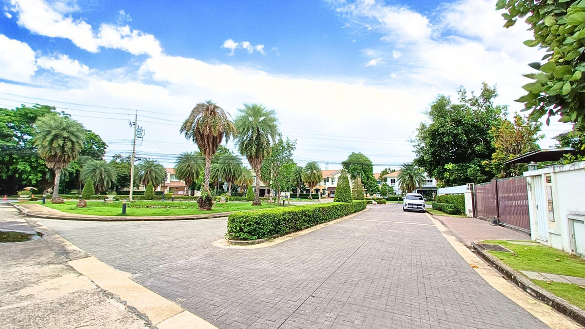 For SaleHouseLadkrabang, Suwannaphum Airport : Single house for sale, next to the road on 3 sides, has a lift in front of the house, wont hit anyone, 8 bedrooms, 10 bathrooms, 2 work rooms, 1 studio.