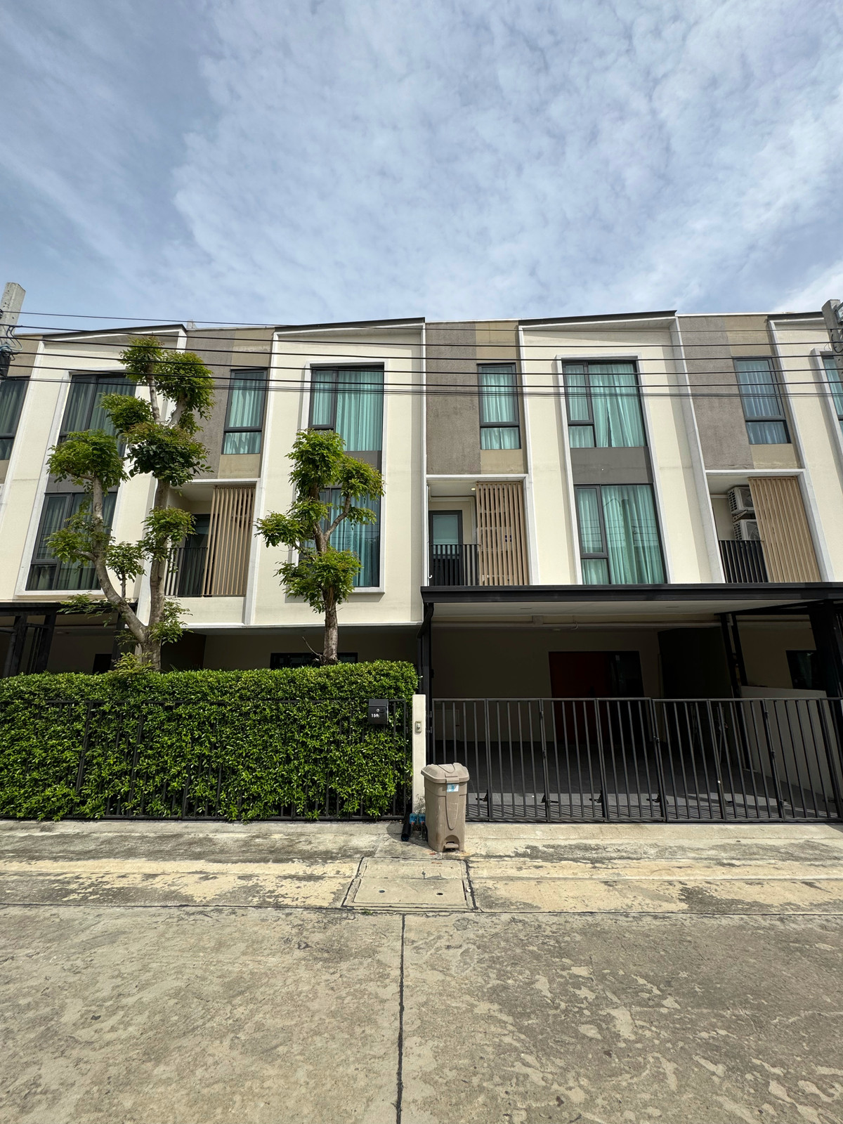 ให้เช่าทาวน์โฮมบางนา แบริ่ง ลาซาล : Altitude Kraf Bangna ✅ ว่างให้เช่า 6 ห้องนอน ! 💳 ค่าเช่า 90,000 บาท/เดือน 🏡 3 ชั้น 6 ห้องนอน 336 ตร.ม. (40 ตร.ว.) 🤝 ยินดีรับ Co-Agent