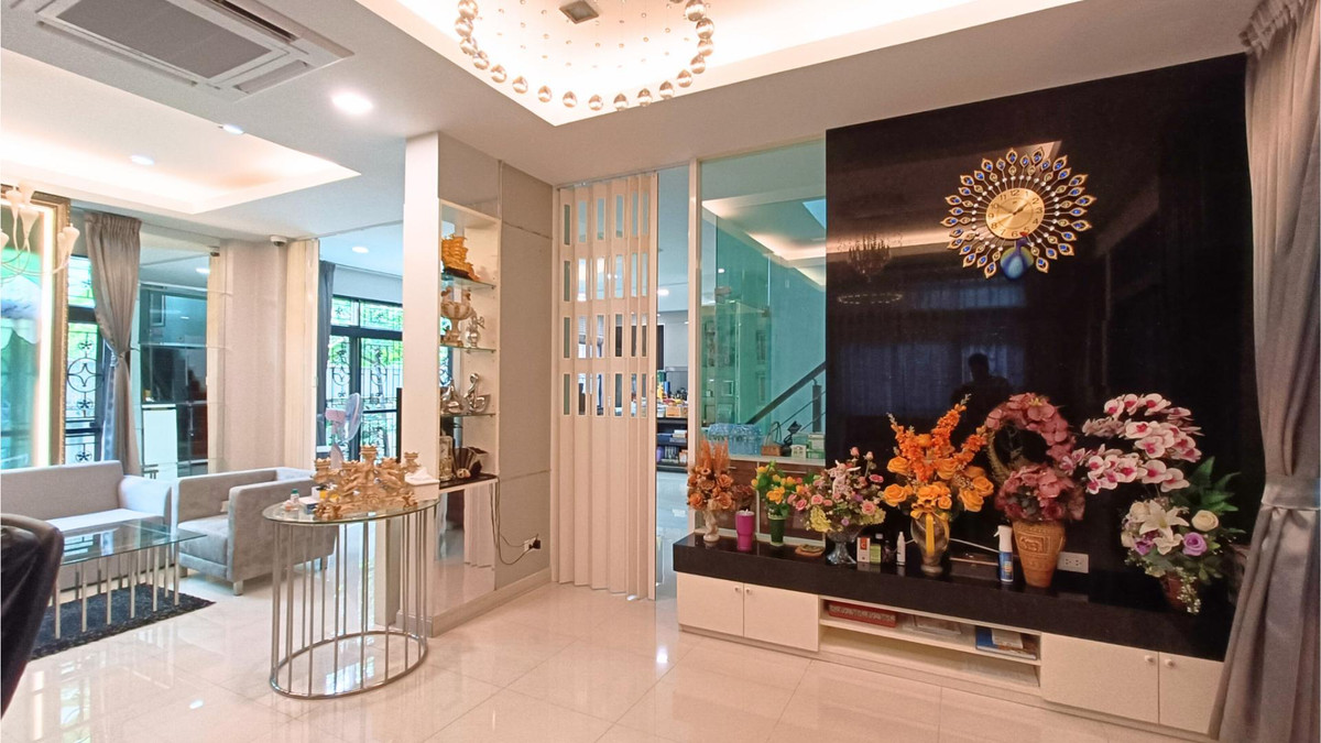 For SaleHouseLadkrabang, Suwannaphum Airport : Single house for sale, next to the road on 3 sides, has a lift in front of the house, wont hit anyone, 8 bedrooms, 10 bathrooms, 2 work rooms, 1 studio.