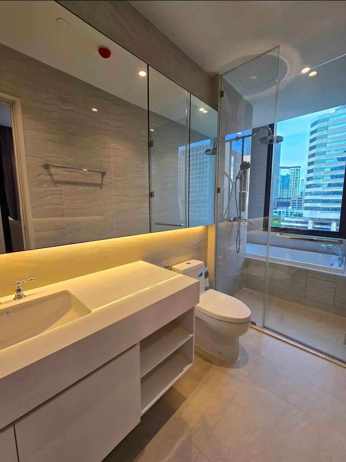 ให้เช่าคอนโดวิทยุ ชิดลม หลังสวน : Muniq Langsuan คอนโดหรู 2 ห้องนอน Pet-Friendly ใกล้สวนลุมพินี Please call: 062-496-6454