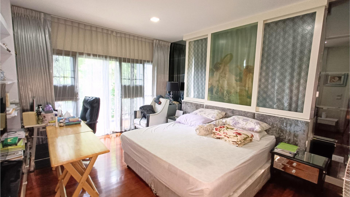 For SaleHouseLadkrabang, Suwannaphum Airport : Single house for sale, next to the road on 3 sides, has a lift in front of the house, wont hit anyone, 8 bedrooms, 10 bathrooms, 2 work rooms, 1 studio.