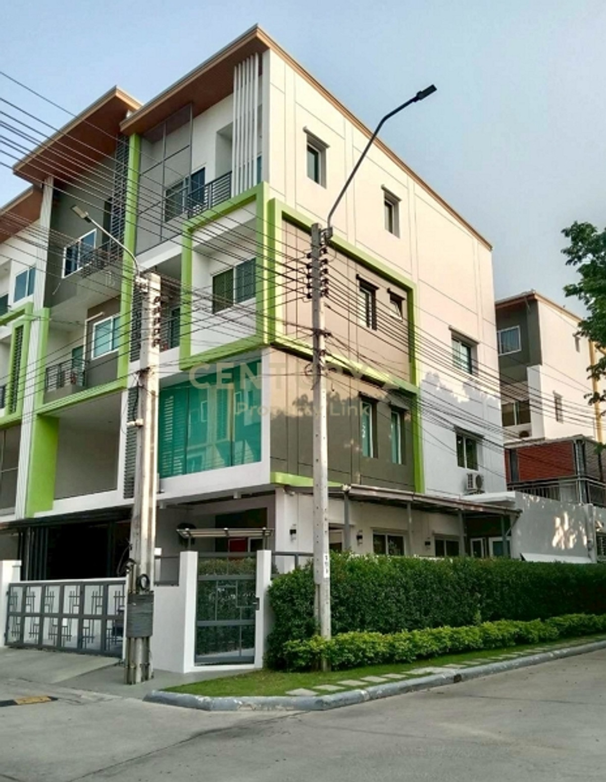 ทาวน์โฮมพระราม 2 บางขุนเทียน : โอกาสทอง! ทาวน์โฮม 3.5 ชั้น หลังมุม พร้อมที่ดินข้างบ้าน โครงการAstera Bless Rama2  No.34-TH-68024