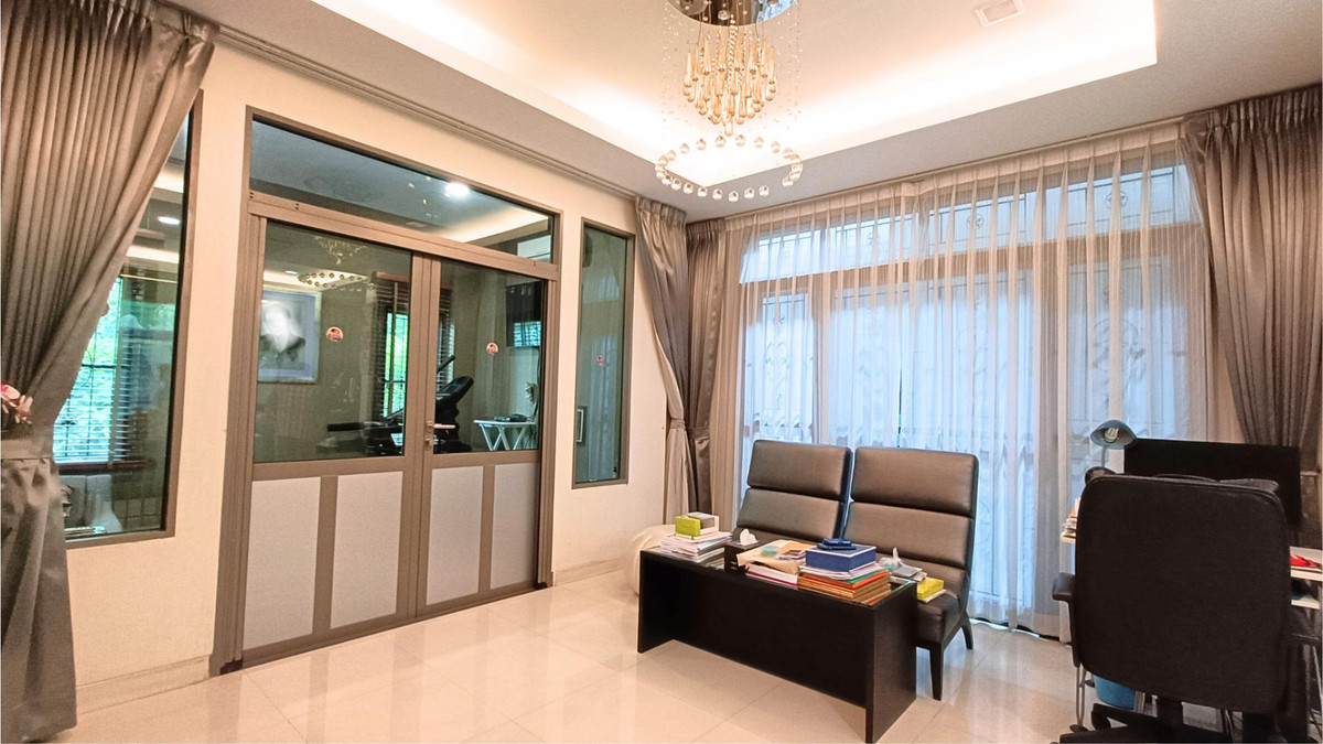 For SaleHouseLadkrabang, Suwannaphum Airport : Single house for sale, next to the road on 3 sides, has a lift in front of the house, wont hit anyone, 8 bedrooms, 10 bathrooms, 2 work rooms, 1 studio.