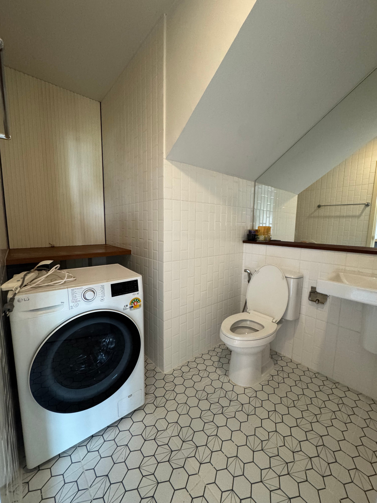 ให้เช่าบ้านบางนา แบริ่ง ลาซาล : Altitude Kraf Bangna ✅ ว่างให้เช่า 6 ห้องนอน ! 💳 ค่าเช่า 90,000 บาท/เดือน 🏡 3 ชั้น 6 ห้องนอน 336 ตร.ม. (40 ตร.ว.) 🤝 ยินดีรับ Co-Agent