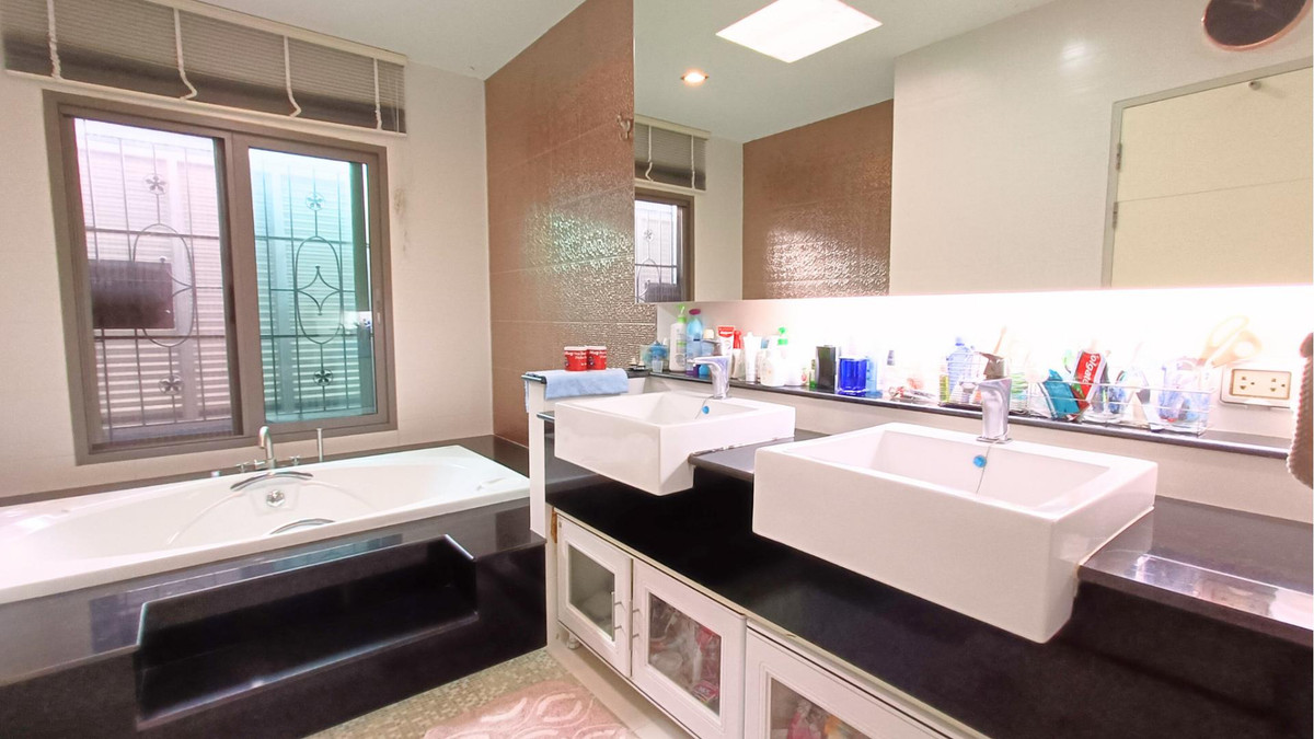 For SaleHouseLadkrabang, Suwannaphum Airport : Single house for sale, next to the road on 3 sides, has a lift in front of the house, wont hit anyone, 8 bedrooms, 10 bathrooms, 2 work rooms, 1 studio.