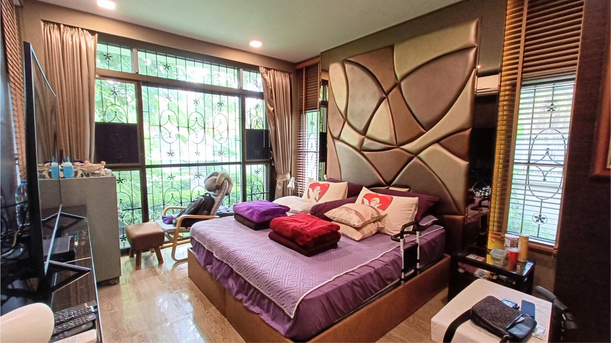 For SaleHouseLadkrabang, Suwannaphum Airport : Single house for sale, next to the road on 3 sides, has a lift in front of the house, wont hit anyone, 8 bedrooms, 10 bathrooms, 2 work rooms, 1 studio.