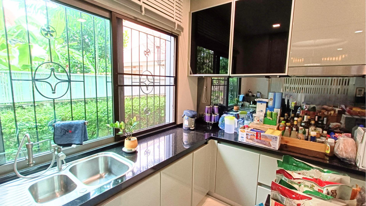 For SaleHouseLadkrabang, Suwannaphum Airport : Single house for sale, next to the road on 3 sides, has a lift in front of the house, wont hit anyone, 8 bedrooms, 10 bathrooms, 2 work rooms, 1 studio.