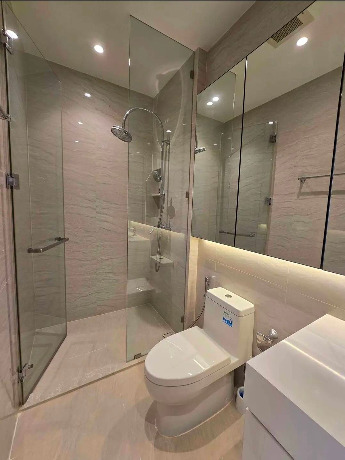 ให้เช่าคอนโดวิทยุ ชิดลม หลังสวน : Muniq Langsuan คอนโดหรู 2 ห้องนอน Pet-Friendly ใกล้สวนลุมพินี Please call: 062-496-6454