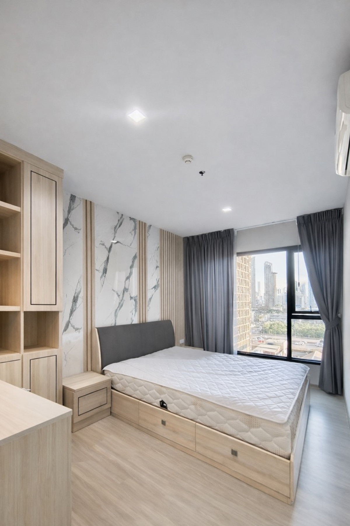 For RentCondoRama9, Petchburi, RCA : 🏢 Life Asoke Rama 9👫 Luxurious condo, Facility No.1, largest in Rama 9 area 🏊‍♂️3 pools✨