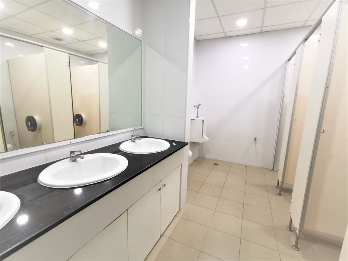 ให้เช่าร้านค้า/ตลาดนัดพระราม 9 เพชรบุรีตัดใหม่ RCA : พื้นที่เช่า ทำธุรกิจ 400 ตารางเมตร ชั้น 2 อโศก • เพชรบุรีตัดใหม่ ใกล้ MRT 350 เมตร มีที่จอดรถ เช่าเพิ่มเติมได้ 