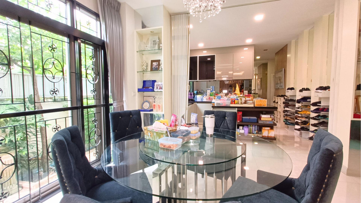 For SaleHouseLadkrabang, Suwannaphum Airport : Single house for sale, next to the road on 3 sides, has a lift in front of the house, wont hit anyone, 8 bedrooms, 10 bathrooms, 2 work rooms, 1 studio.