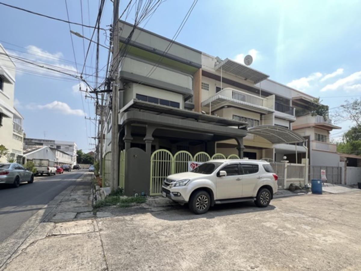 For SaleTownhomeChokchai 4, Ladprao 71, Ladprao 48, : For Sale Townhouse/Townhome  , Baan Kasemsan , corner unit , MRT-Ladprao 71 , Lat Phrao , Lat Phrao , Bangkok , CX-140952