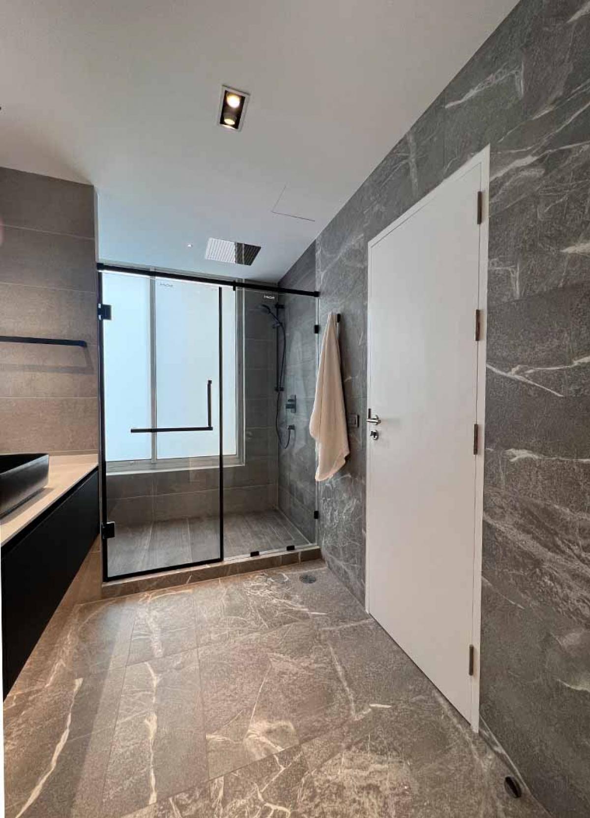 For SaleCondoWitthayu, Chidlom, Langsuan, Ploenchit : Luxury 2 Bed Condo @ Langsuan Ville in the heart of ChidlomNear Siam Paragon with a swimming pool and fitness center starting at 30 million!