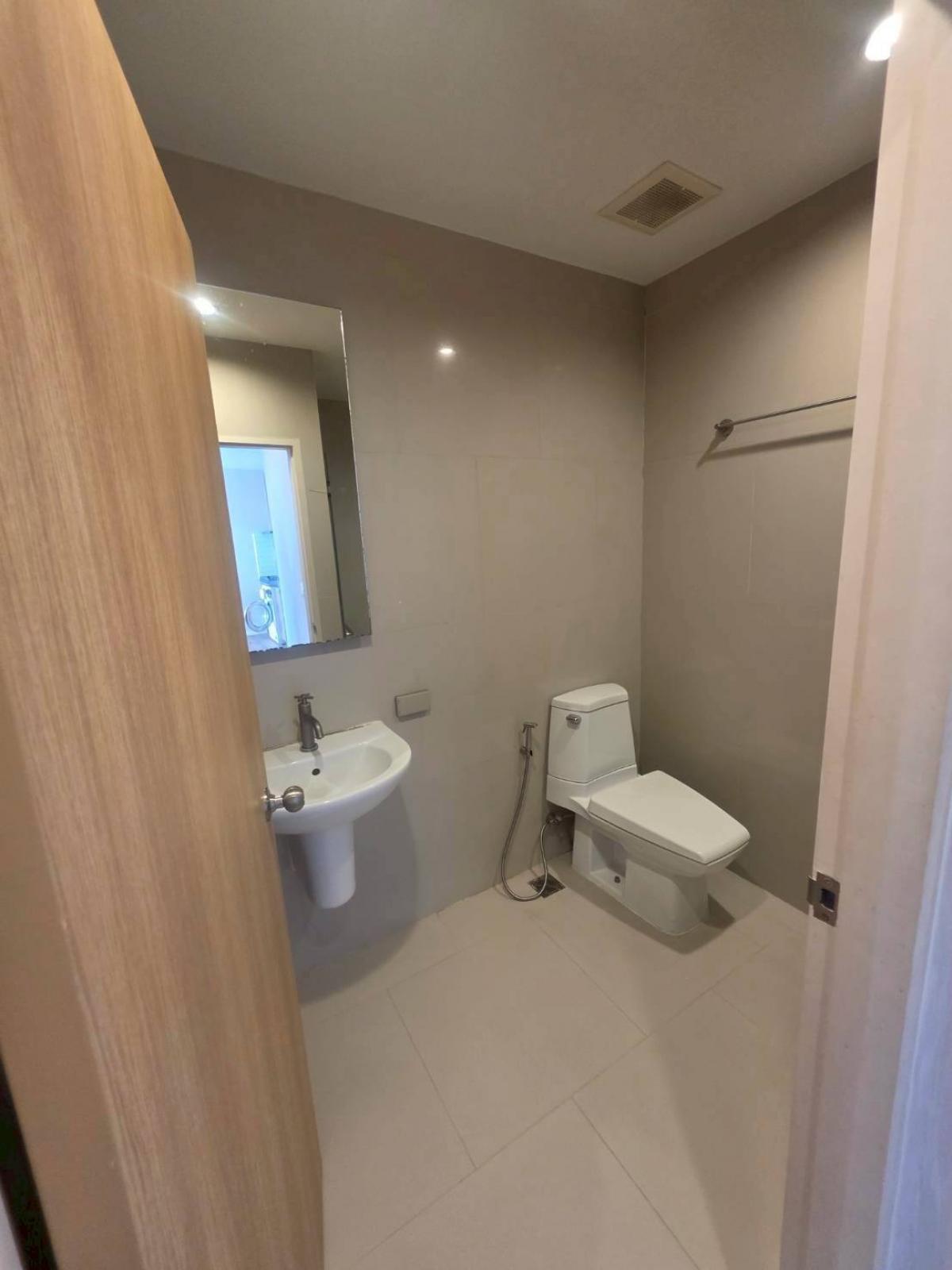 For SaleCondoLadprao, Central Ladprao : For sale/rent The Issara Ladprao 2 bedroom near BTS/MRT LadpraoPrice 5.5 million or rent 24,000 baht per month, a fully equipped quality condo!