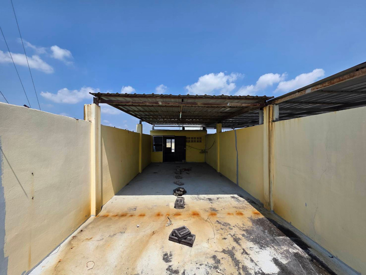 For RentShop HouseOnnut, Udomsuk : Commercial building for rent, Punnawithi zone, near BTS Punnawithi, only 4 minutes.