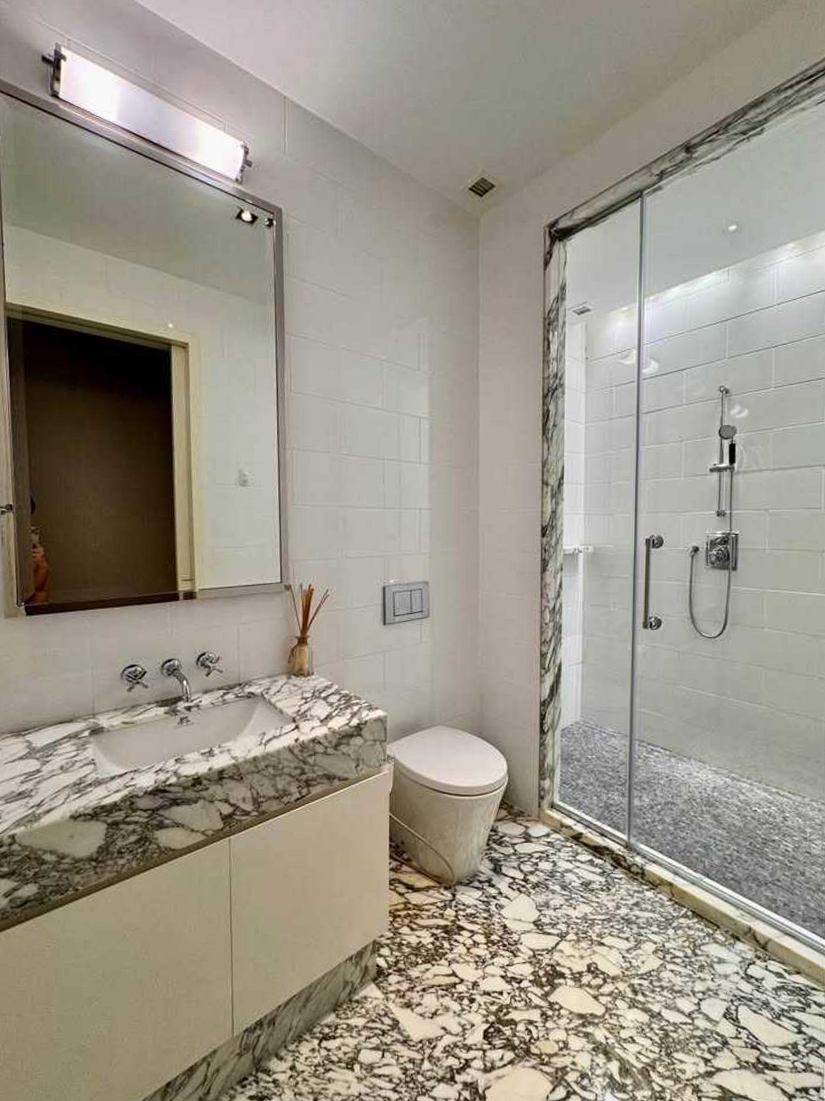 ให้เช่าคอนโดสาทร นราธิวาส : The Ritz-Carlton Residences Bangkok ยูนิตหรู 4 ห้องนอน ชั้นสูง วิวเมืองระดับไอคอน Please call: 062-496-6454