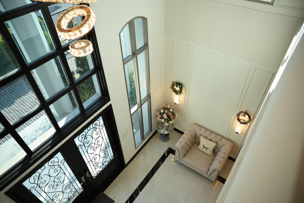 HouseLadkrabang, Suwannaphum Airport : Super Luxury house | Ready to move in immediately, Perfect Masterpiece Krungthep Kreetha, area 202 sq m | usable area 700 sq m • House facing south, corner plot, beautiful plot, 5 bedrooms | 6 bathrooms • Living room | Dining room • Thai kitchen + Western