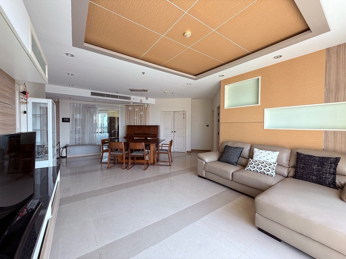 For RentCondoRama9, Petchburi, RCA : For rent, Supalai Wellington, 3 bedrooms, 3 bathrooms, 125 sq m, high floor, ready to move in, 70,000/month. If interested, contact 098-9655699.