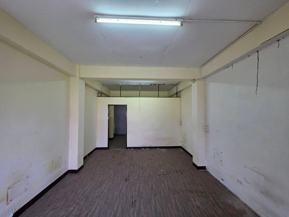 For RentShop HouseOnnut, Udomsuk : Commercial building for rent, Punnawithi zone, near BTS Punnawithi, only 4 minutes.