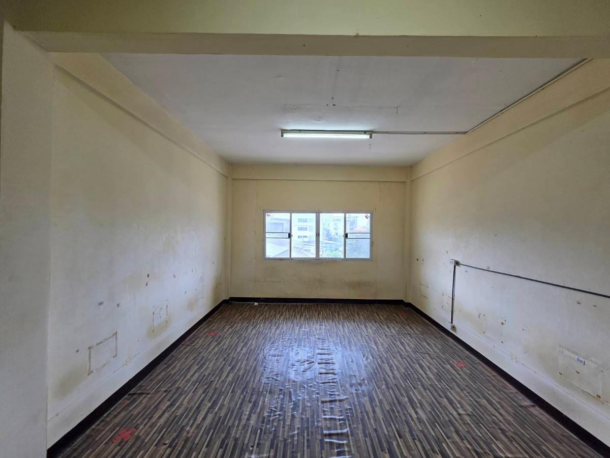 For RentShop HouseOnnut, Udomsuk : Commercial building for rent, Punnawithi zone, near BTS Punnawithi, only 4 minutes.