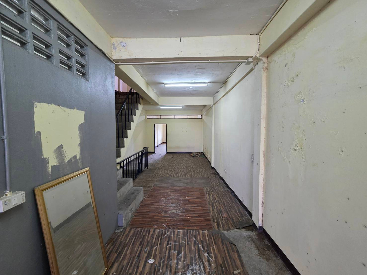 For RentShop HouseOnnut, Udomsuk : Commercial building for rent, Punnawithi zone, near BTS Punnawithi, only 4 minutes.