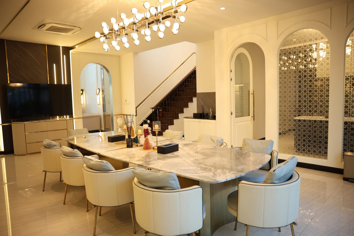 HouseLadkrabang, Suwannaphum Airport : Super Luxury house | Ready to move in immediately, Perfect Masterpiece Krungthep Kreetha, area 202 sq m | usable area 700 sq m • House facing south, corner plot, beautiful plot, 5 bedrooms | 6 bathrooms • Living room | Dining room • Thai kitchen + Western