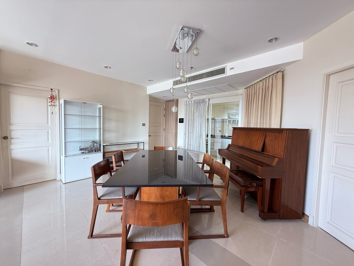 For RentCondoRama9, Petchburi, RCA : For rent, Supalai Wellington, 3 bedrooms, 3 bathrooms, 125 sq m, high floor, ready to move in, 70,000/month. If interested, contact 098-9655699.