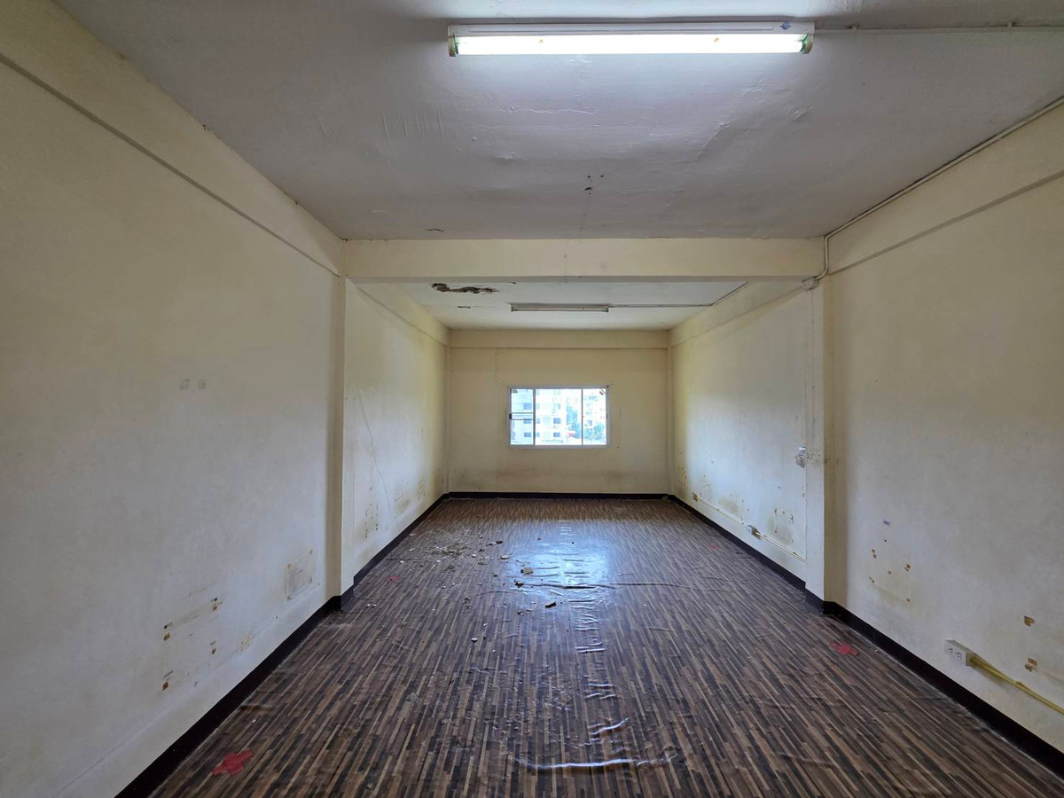 For RentShop HouseOnnut, Udomsuk : Commercial building for rent, Punnawithi zone, near BTS Punnawithi, only 4 minutes.