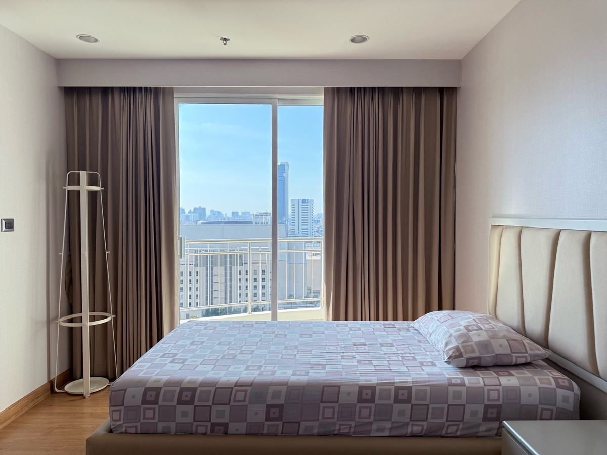 For RentCondoRama9, Petchburi, RCA : For rent, Supalai Wellington, 3 bedrooms, 3 bathrooms, 125 sq m, high floor, ready to move in, 70,000/month. If interested, contact 098-9655699.