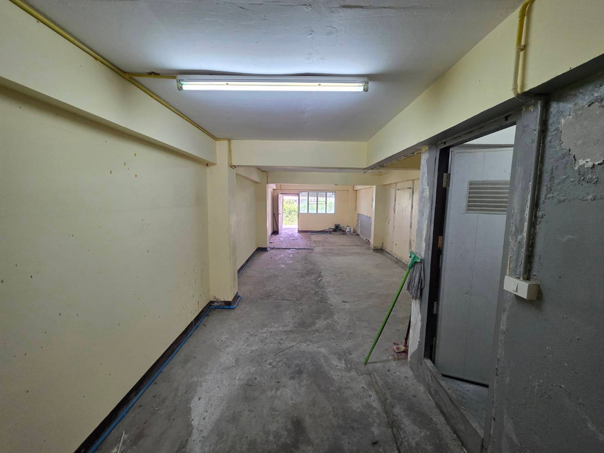 For RentShop HouseOnnut, Udomsuk : Commercial building for rent, Punnawithi zone, near BTS Punnawithi, only 4 minutes.