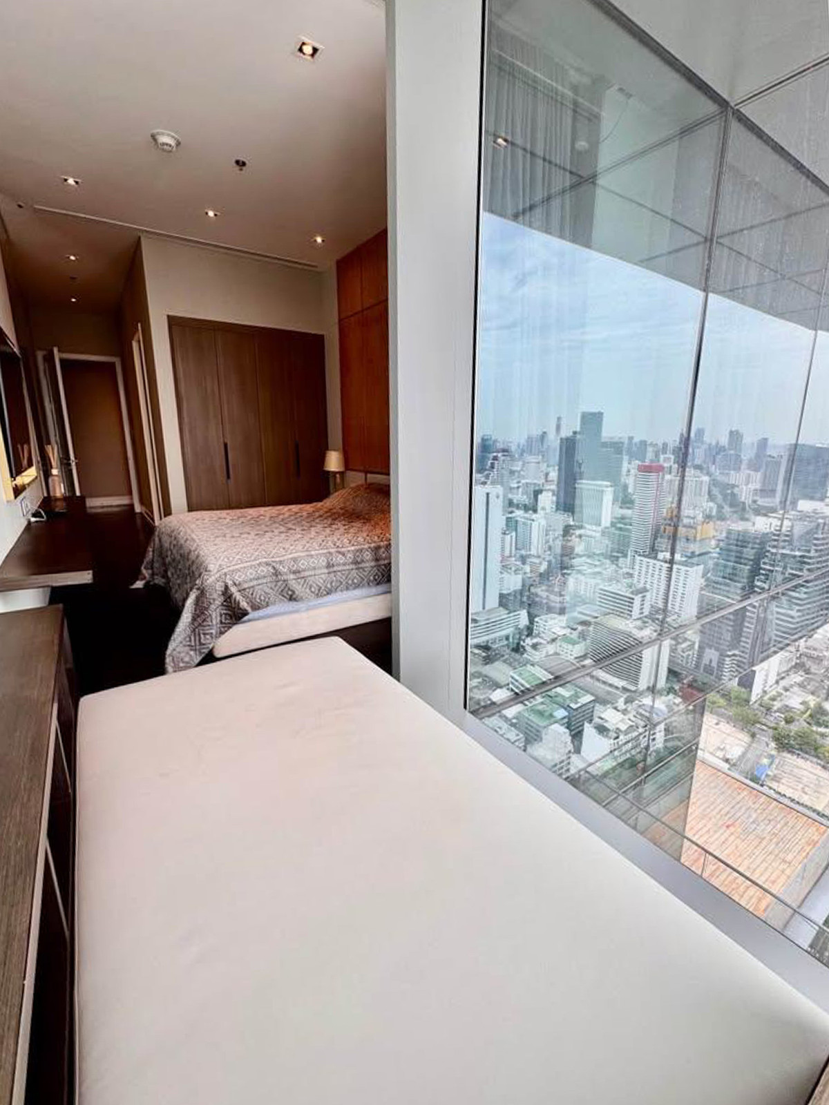 ให้เช่าคอนโดสาทร นราธิวาส : The Ritz-Carlton Residences Bangkok ยูนิตหรู 4 ห้องนอน ชั้นสูง วิวเมืองระดับไอคอน Please call: 062-496-6454