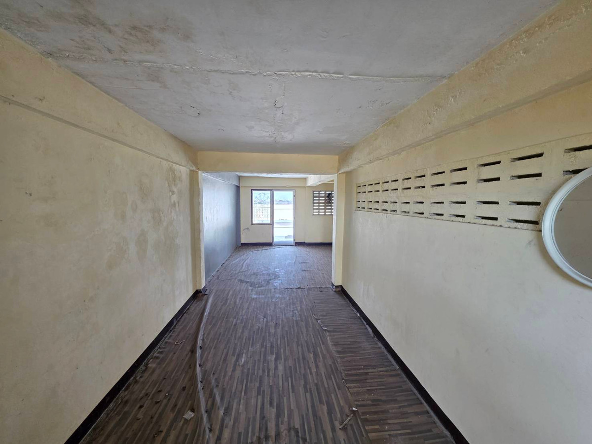 For RentShop HouseOnnut, Udomsuk : Commercial building for rent, Punnawithi zone, near BTS Punnawithi, only 4 minutes.