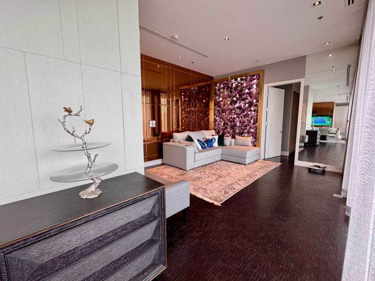 ให้เช่าคอนโดสาทร นราธิวาส : The Ritz-Carlton Residences Bangkok ยูนิตหรู 4 ห้องนอน ชั้นสูง วิวเมืองระดับไอคอน Please call: 062-496-6454