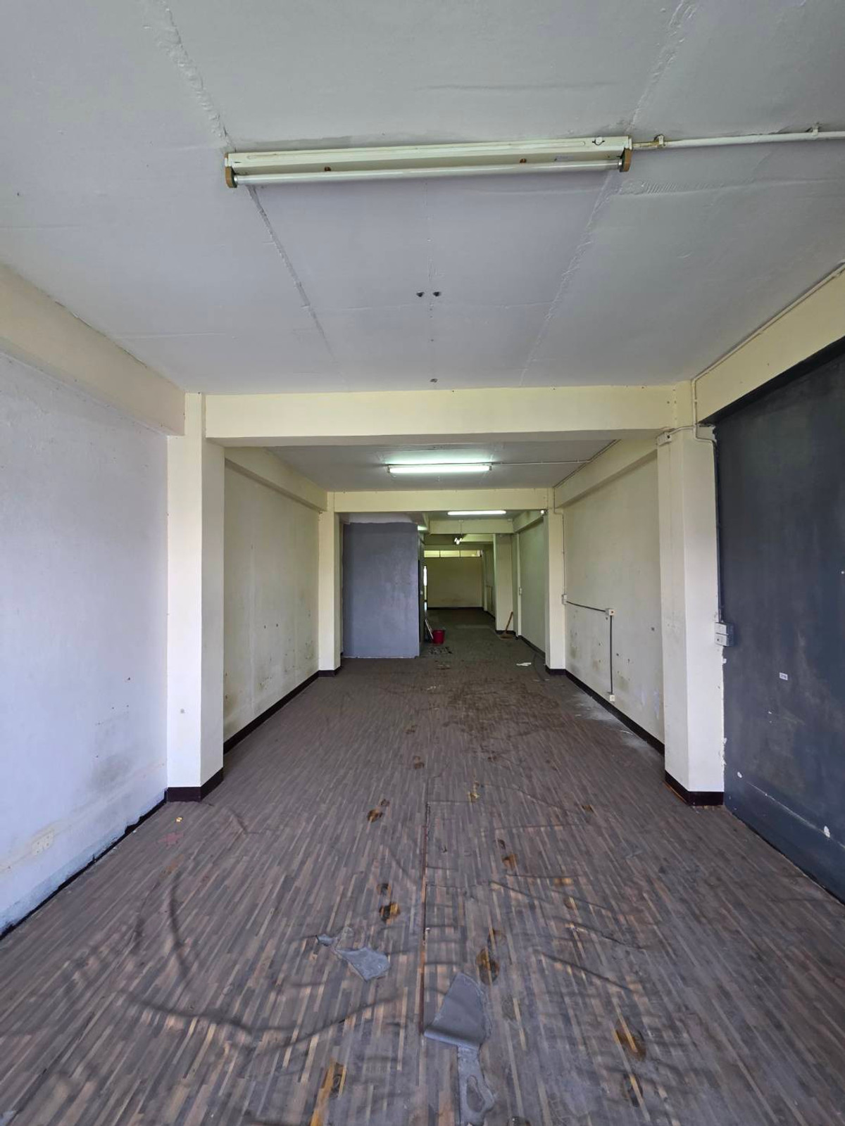 For RentShop HouseOnnut, Udomsuk : Commercial building for rent, Punnawithi zone, near BTS Punnawithi, only 4 minutes.