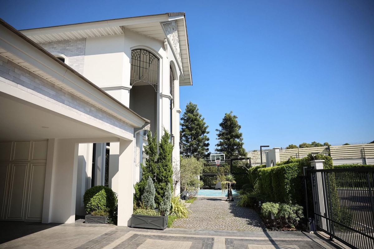 HouseLadkrabang, Suwannaphum Airport : Super Luxury house | Ready to move in immediately, Perfect Masterpiece Krungthep Kreetha, area 202 sq m | usable area 700 sq m • House facing south, corner plot, beautiful plot, 5 bedrooms | 6 bathrooms • Living room | Dining room • Thai kitchen + Western