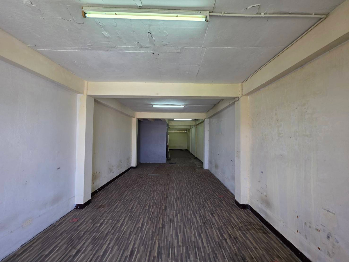 For RentShop HouseOnnut, Udomsuk : Commercial building for rent, Punnawithi zone, near BTS Punnawithi, only 4 minutes.