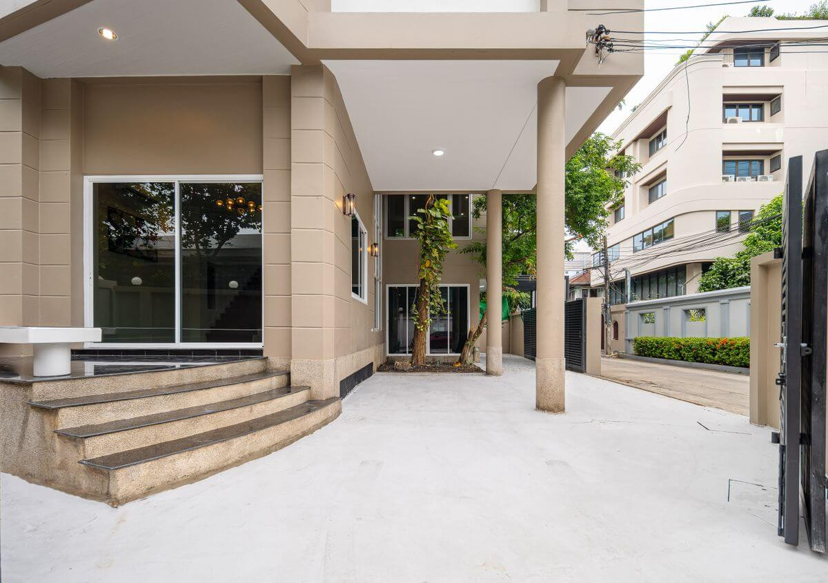 For SaleHome OfficeSapankwai,Jatujak : 📌𝐇𝐎𝐌𝐄 𝐎𝐅𝐅𝐈𝐂𝐄 / 3-storey detached house for sale, completely renovated, near 𝐌𝐑𝐓 Chatuchak and 𝐁𝐓𝐒 Mochit, just 300 meters. If interested, contact 095-424-3656