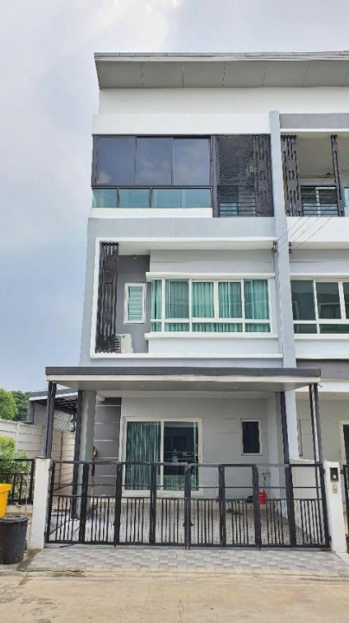 For RentTownhomeNawamin, Ramindra : Townhome for rent, The Ricco Town Watcharapol, near Big C Food Place, Sukhapiban 5, just 6 minutes.