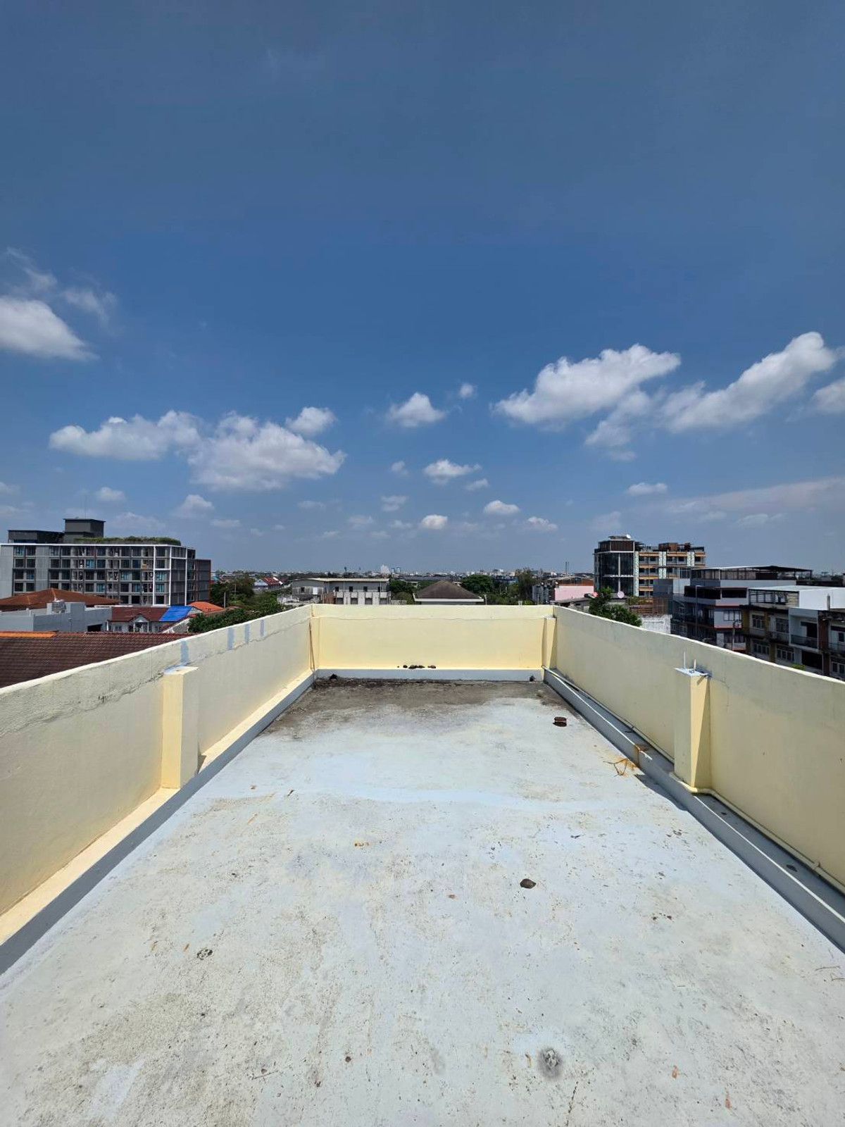 For RentShop HouseOnnut, Udomsuk : Commercial building for rent, Punnawithi zone, near BTS Punnawithi, only 4 minutes.