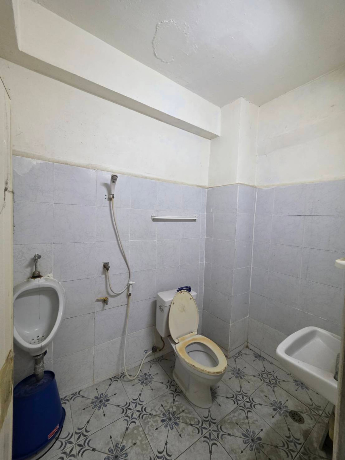 For RentShop HouseOnnut, Udomsuk : Commercial building for rent, Punnawithi zone, near BTS Punnawithi, only 4 minutes.