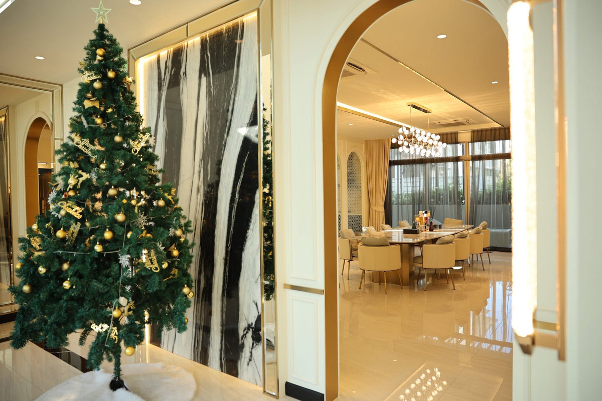 HouseLadkrabang, Suwannaphum Airport : Super Luxury house | Ready to move in immediately, Perfect Masterpiece Krungthep Kreetha, area 202 sq m | usable area 700 sq m • House facing south, corner plot, beautiful plot, 5 bedrooms | 6 bathrooms • Living room | Dining room • Thai kitchen + Western